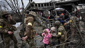 Người dân sơ tán khỏi thành phố Irpin, tây bắc Kyiv, Ukraine. Nguồn: TTXVN