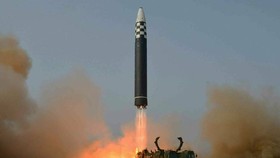 Tên lửa Hwangsong-17 khai hỏa từ bệ phóng di động ngày 24-3. Ảnh: RODONG SINMUN