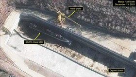 Trong ảnh (tư liệu): Hình ảnh chụp từ vệ tinh tàu ngầm tên lửa đạn đạo lớp GORAE tại Nhà máy đóng tàu Nam Sinpo của Triều Tiên ngày 13-12-2021. Nguồn: TTXVN 