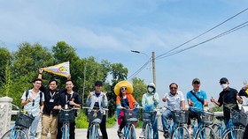 Du khách đạp xe tham quan huyện Cần Giờ, TPHCM