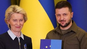 Chủ tịch Ủy ban châu Âu Ursula von der Leyen trao cho Tổng thống Volodymyr Zelensky bảng câu hỏi đánh giá mức độ sẵn sàng gia nhập EU. Ảnh: AP