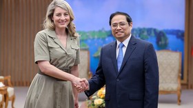 Thủ tướng Phạm Minh Chính tiếp Bộ trưởng Ngoại giao Canada Mélanie Joly. Ảnh: VIẾT CHUNG