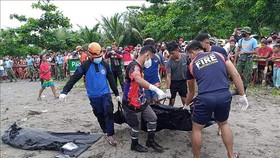 Lượng cứu hộ tìm thấy thêm nhiều thi thể tại ngôi làng Pilar, thị trấn Abuyog, tỉnh Leyte, Philippines. Nguồn: TTXVN  