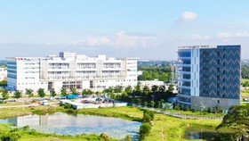 Bệnh viện Truyền máu Huyết học cơ sở 2 (trái) và Trường Đại học Y khoa Phạm Ngọc Thạch (phải) là những dự án của TPHCM được thực hiện từ nguồn vốn đầu tư công. Ảnh: HOÀNG HÙNG
