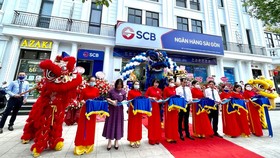 Các Đại biểu cắt băng khai trương Trụ sở mới SCB Hùng Vương