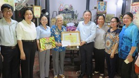 Phó Chủ tịch  UBND TPHCM Dương Anh Đức  tặng quà, chúc thọ  cụ Vương Thị Minh