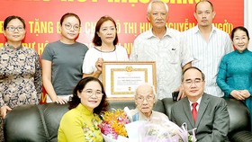 Lãnh đạo TPHCM trao Huy hiệu 85 năm tuổi đảng  tặng đồng chí Ngô Thị Huệ (ảnh chụp ngày 18-5-2020).  Ảnh: VIỆT DŨNG