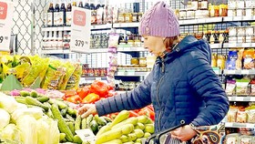 Chi tiêu cho thực phẩm chiếm vị trí hàng đầu trong cơ cấu tiêu dùng của người dân Nga.  Ảnh: BBC