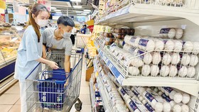 Người dân chọn mua trứng tại siêu thị Co.opmart  Nguyễn Kiệm (quận Phú Nhuận) chiều 13-6. Ảnh: THI HỒNG