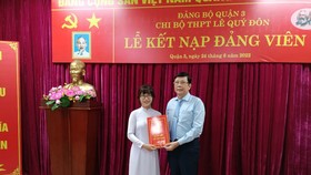 Bùi Nguyễn Quế Trân tại lễ kết nạp Đảng