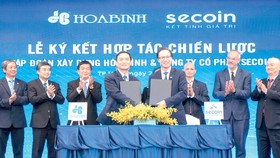 Ông Lê Viết Hải - Chủ tịch Tập đoàn Xây dựng Hòa Bình (trái) và ông Đinh Hồng Kỳ -  Chủ tịch HĐQT Công ty Secoin tại buổi Lễ Ký kết