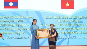 Trao tặng huân chương, huy chương của Nhà nước Việt Nam cho tập thể, cá nhân Hội LHPN Lào