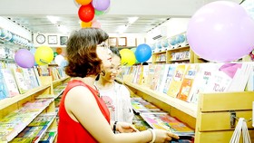Phụ huynh chọn mua sách giáo khoa cho học sinh tại một nhà sách ở Hà Nội. Ảnh: VIẾT CHUNG