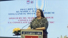 Bà Marie C. Damour, Tổng lãnh sự Hoa Kỳ tại Thành phố Hồ Chí Minh phát biểu tại buổi Họp mặt. Nguồn: TTXVN