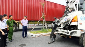 Xe tải biến dạng sau vụ tai nạn xảy ra trên quốc lộ 1A qua tỉnh Khánh Hòa ngày 11-7. Ảnh: PHÚ KHÁNH