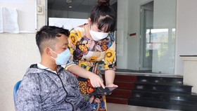 Nhân viên Cấp nước Nhà Bè hướng dẫn người dân các thao tác trên app CSKH.NBW