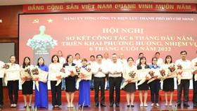 Đồng chí Dương Ngọc Hải và đồng chí Phạm Quốc Bảo trao thưởng cho các cá nhân thực hiện tốt học tập và làm theo tư tưởng, đạo đức, phong cách Hồ Chí Minh năm 2021-2022