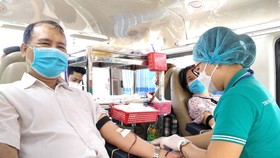 Với 66 lần tham gia hiến máu, ông Huỳnh Quốc Dân  cảm thấy hạnh phúc khi có vợ và con cùng đồng hành