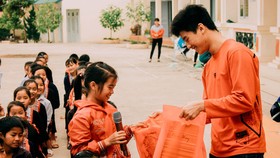 Nhóm  Vòng tròn sách  tổ chức  tặng sách cho các em nhỏ tại  một trường học  ở tỉnh  Thái Nguyên