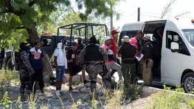 Mexico phát hiện gần 100 người di cư trên xe tải