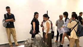 Khách tham quan triển lãm Tuổi mộng mơ, tại Craig Thomas Gallery