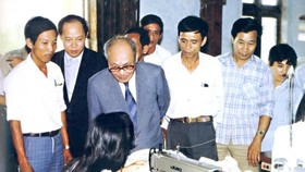 Đồng chí Võ Chí Công về thăm Xí nghiệp May huyện Núi Thành năm 1992. Ảnh: TƯ LIỆU