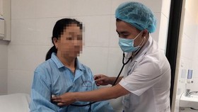Một bệnh nhân bị sốt mò đang được bác sĩ thăm khám