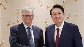 Tỷ phú Bill Gates phát biểu trước Quốc hội Hàn Quốc ngày 16-8-2022. Nguồn: YONNHAP/TTXVN