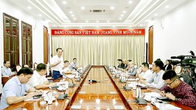Bí thư Thành ủy TPHCM Nguyễn Văn Nên trong buổi gặp gỡ và làm việc mới đây với lãnh đạo hai đội bóng của TPHCM. Ảnh: DŨNG PHƯƠNG