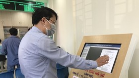 Người dân kiểm tra việc phát triển dịch vụ công trực tuyến tại UBND huyện Hóc Môn, TPHCM