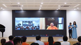 Chủ tịch HĐQT Tập đoàn FPT Trương Gia Bình trò chuyện trực tuyến cùng các em học sinh ở Hope School