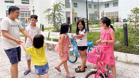 Trẻ em vui chơi tại sân chung cư 35 Hồ Học Lãm,  phường An Lạc, quận Bình Tân, TPHCM