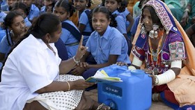 Học sinh tại Ấn Độ được hướng dẫn cách sử dụng nước sạch