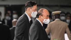Chủ tịch nước Nguyễn Xuân Phúc đặt hoa tưởng niệm cố Thủ tướng Nhật Bản Shinzo Abe. Ảnh: AFP/TTXVN