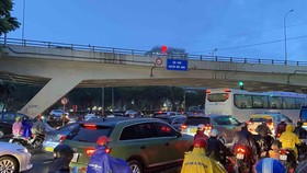 Cấm xe tải, xe khách trên 16 chỗ qua cầu vượt Nguyễn Hữu Cảnh