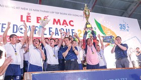Ông Lê Viết Hải - Chủ tịch Tập đoàn Xây dựng Hòa Bình (thứ hai từ phải sang),  trao cúp Vô địch cho đội FC Hưng Phát 148 căn (Phú Quốc)