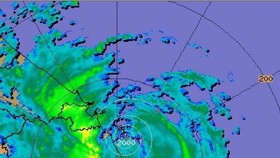 Tâm bão (dấu +) vào lúc 3 giờ sáng chỉ còn cách bờ biển Quảng Nam 20km. Ảnh: Đài KTTV Quảng Nam              