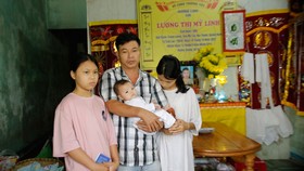 Vợ bị lũ cuốn, chồng bệnh tật nuôi 3 con nhỏ