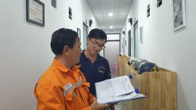 Nhân viên EVNHCMC hướng dẫn chủ nhà trọ đăng ký giá điện cho người thuê trọ