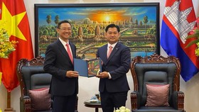 Tổng Lãnh sự Sok Dareth (phải) tặng quà lưu niệm  Giám đốc Sở Ngoại vụ TPHCM Trần Phước Anh