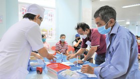 Phát thuốc BHYT cho bệnh nhân ngoại trú tại Bệnh viện quận Bình Thạnh, TPHCM