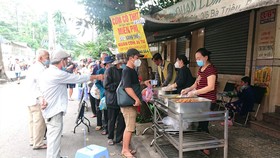 Phục vụ cơm miễn phí cho hơn 200 người có hoàn cảnh khó khăn đang nuôi bệnh nhân