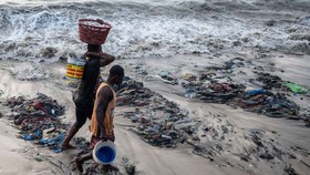 Bãi biển Chorkor gần thủ đô Accra của Ghana bị ô nhiễm. Ảnh: BLOOMBERG