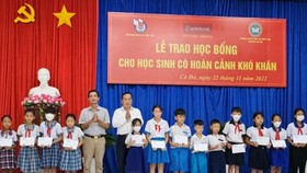 Các em học sinh nghèo, có hoàn cảnh khó khăn của huyện Cờ Đỏ nhận học bổng