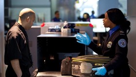Nhân viên Cơ quan An ninh Vận tải Mỹ (TSA) kiểm tra hành lý hành khách tại sân bay quốc tế John F. Kennedy ở New York, Mỹ. Ảnh: REUTERS