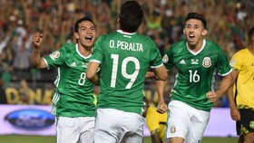 Lozano (trái) đang cùng các đàn anh tạo nên một Mexico đầy biến hóa trong lối chơi