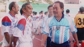Tư Lê (giữa) cùng các cựu cầu thủ Nguyễn Văn Thòn (bìa trái) và Võ Thành Sơn trong một lần hội ngộ. Ảnh: Quốc Cường