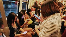 90% người dùng Internet ở Thái Lan sử dụng điện thoại thông minh. Ảnh: Thailand Business News