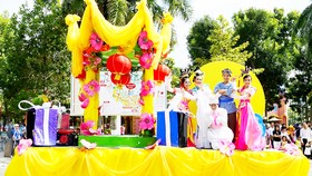 Xe hoa diễu hành với chú Cuội, chị Hằng, Thỏ Ngọc  tại Công viên Văn hóa Đầm Sen