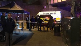Tấn công bằng dao bên ngoài ga tàu tại Anh, 3 người thương vong